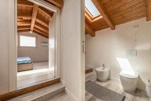 Shower, hair dryer, towels - Holiday Home 'Mary' with Balcony and Air Conditioning (Carloforte)