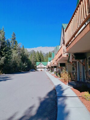 Property grounds - Promotion ongoing! Private Access Townhouse One Gate to Banff (Harvie Heights)