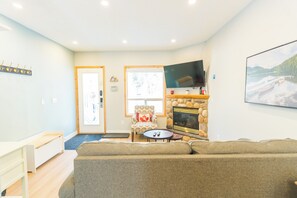 Smart TV, fireplace - Promotion ongoing! Private Access Townhouse One Gate to Banff (Harvie Heights)