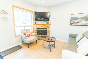 Smart TV, fireplace - Promotion ongoing! Private Access Townhouse One Gate to Banff (Harvie Heights)