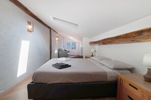 3 bedrooms, iron/ironing board, free WiFi, bed sheets - Holiday Home 'Thari House Como Lake' with Lake View, Terrace and Barbecue (Naggio)