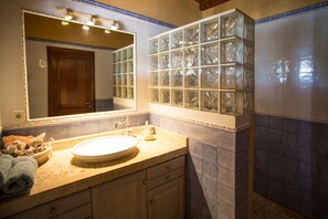 Badewanne, Haartrockner, Handtücher