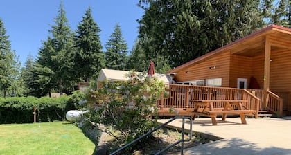Lake Nahwatzel Resort, Cabin #2, Shared Dock just steps away! Now with WIFI!