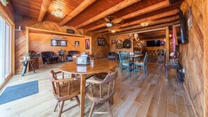 Un interior acogedor de madera con comedor, sala de estar y bar.