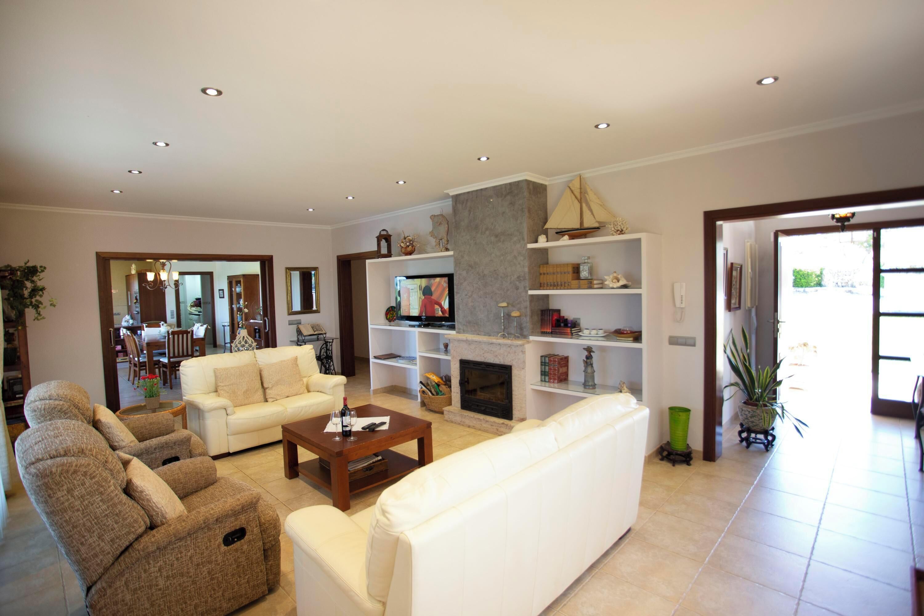 Télévision, cheminée, chaîne hi-fi