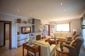 TV, fireplace, stereo