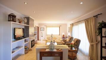 Een televisie, een open haard en een stereo