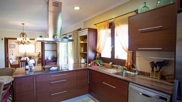 Geladeira, micro-ondas, fogão, cooktop