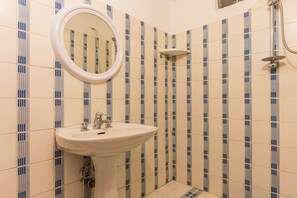 Douche, articles de toilette gratuits, sĂšche-cheveux
