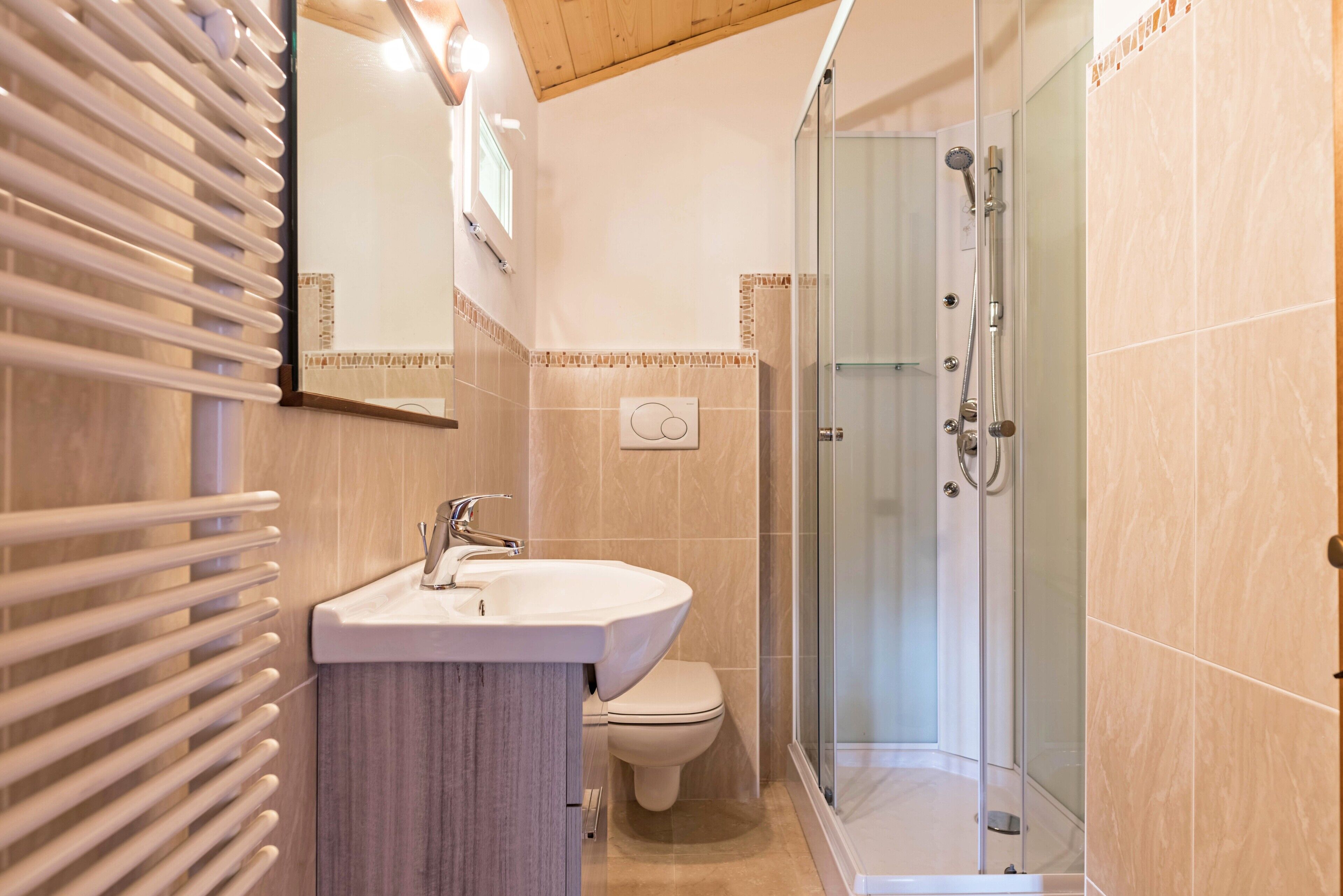 Shower, free toiletries, towels