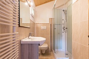 Dusche, kostenlose Toilettenartikel, Haartrockner, Handtücher