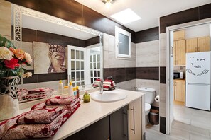 Dusch, hårtork och handdukar