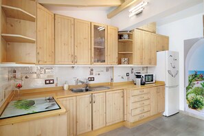 Refrigerador, microondas, parrilla de estufa y cafetera y tetera 