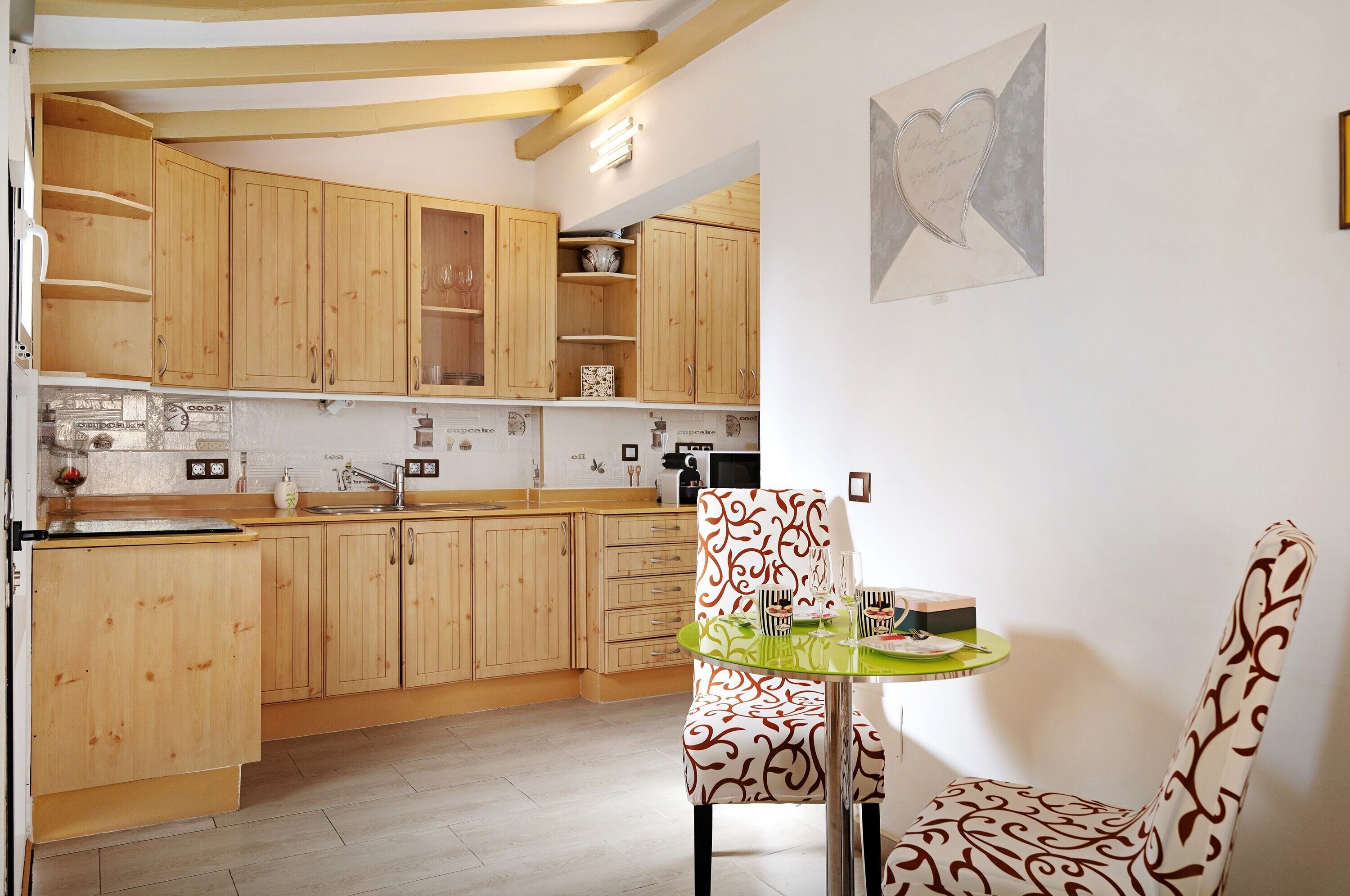 Kylskåp, mikrovågsugn, spishäll och kaffe- och tebryggare