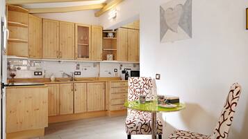 KylskÄp, mikrovÄgsugn, spishÀll och kaffe- och tebryggare