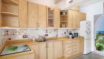 KylskÄp, mikrovÄgsugn, spishÀll och kaffe- och tebryggare