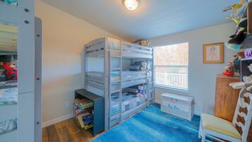5 habitaciones, tabla de planchar con plancha y cuna de viaje