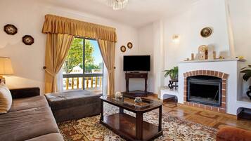 Televisor, llar de foc, taula de tennis de taula i estèreo