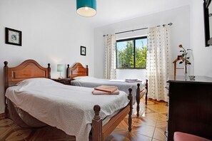 3 chambres, fer et planche à repasser, accès au Wi-Fi (inclus)