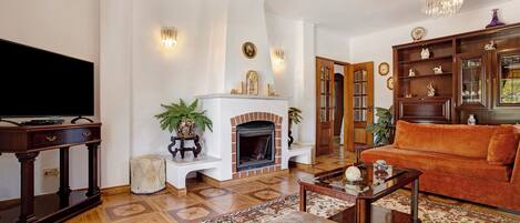 Tv, pejs, bordtennisbord, stereoanlæg