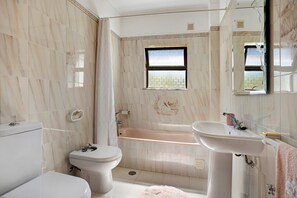 Baignoire, séchoir à cheveux, serviettes fournies