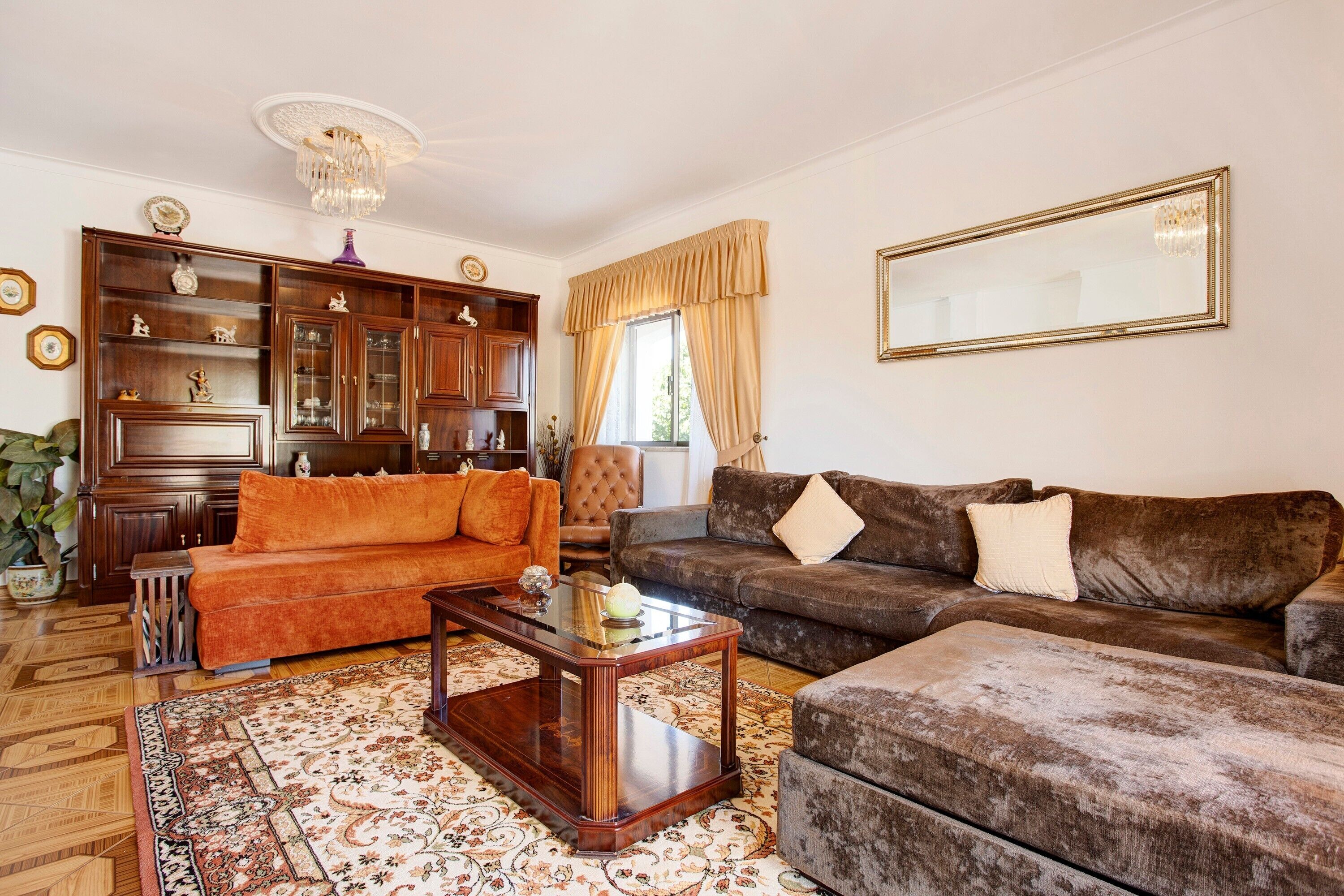 Télévision, cheminée, table de tennis de table, chaîne hi-fi