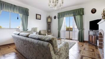 TV, fireplace, ping pong, stereo