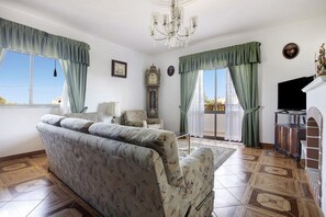 Télévision, cheminée, table de tennis de table, chaîne hi-fi