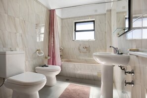 أحواض استحمام، مجففات شعر، مناشف