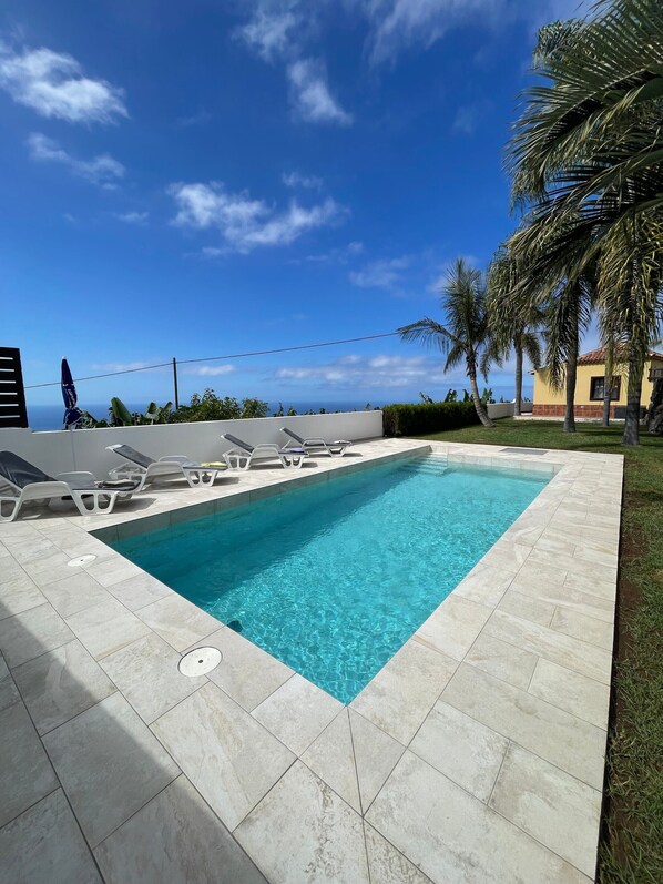 Pool - Villa Pilar with Sea and Mountain View, Pool & Garden (Tijarafe - La Palma)