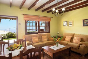 TV - Villa Pilar with Sea and Mountain View, Pool & Garden (Tijarafe - La Palma)