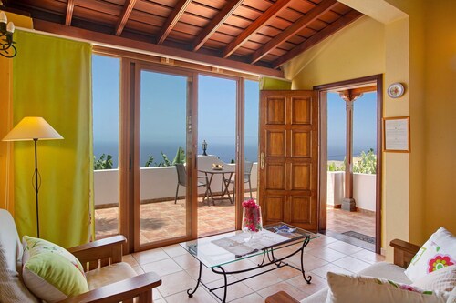 Villa Pilar avec vue sur la montagne et la mer, piscine et jardin.