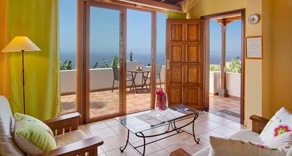 Villa Pilar avec vue sur la montagne et la mer, piscine et jardin.
