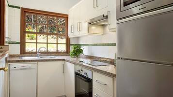 Refrigerador, microondas, horno, placa de cocina