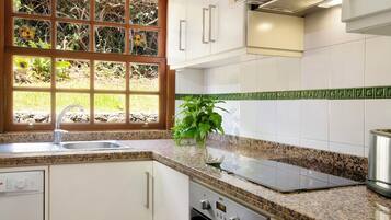 Een koelkast, een magnetron, een oven, een kookplaat