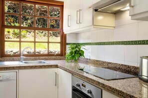 Fridge, microwave, oven, stovetop - Villa Pilar with Sea and Mountain View, Pool & Garden (Tijarafe - La Palma)