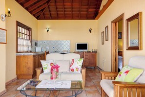 TV - Villa Pilar with Sea and Mountain View, Pool & Garden (Tijarafe - La Palma)