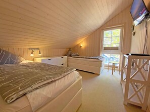 3 bedrooms, travel cot, WiFi