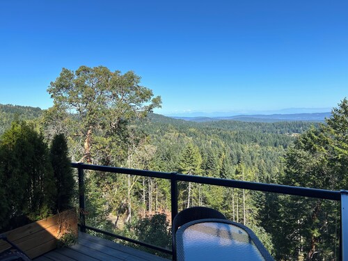 Entire room. Ocean, mountain view. Hot tub. Next to the Mount Maxwell park.