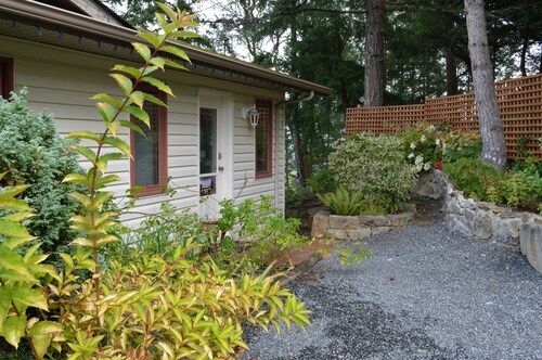 Entire room. Ocean, mountain view. Hot tub. Next to the Mount Maxwell park.