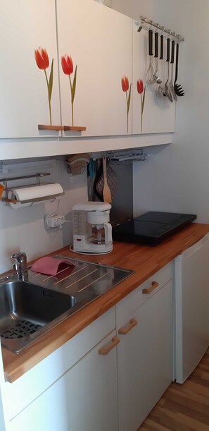 Jääkaappi, mikroaaltouuni, uuni, syöttötuoli