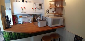 Køleskab, mikrobølgeovn, ovn, højstol