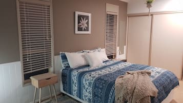 1 bedroom, desk, WiFi, bed sheets