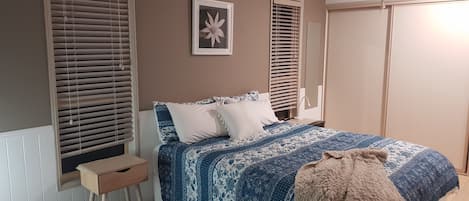 2 bedrooms, desk, WiFi, bed sheets