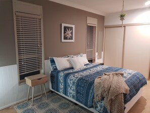 1 bedroom, desk, WiFi, bed sheets - Spacious  studio in Burleigh water's 43 sq m <br>(long term stays wecome) (Burleigh Waters)