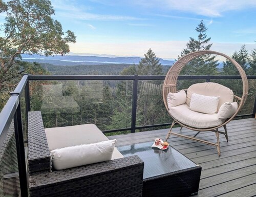 Entire room. Ocean,mountain view, hot tub,garden,deck,next to Mount Maxwell park
