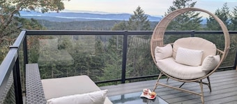 Entire room. Ocean,mountain view, hot tub,garden,deck,next to Mount Maxwell park