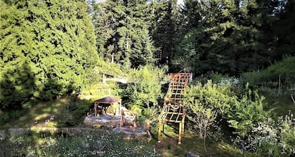 Entire room. Ocean,mountain view, hot tub,garden,deck,next to Mount Maxwell park
