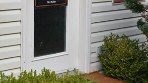 A white door with a sign reading "Sky Suite" and a small window above it. - Entire room. Ocean,mountain view, hot tub,garden,deck,next to Mount Maxwell park (Salt Spring Island)