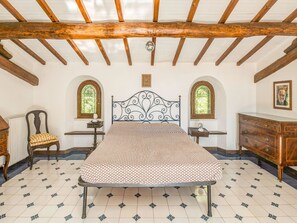 4 bedrooms, iron/ironing board, WiFi